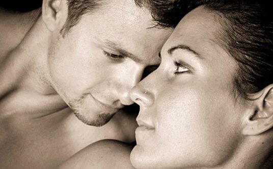 Οι γυναίκες και οι άνδρες αυξάνουν την ισχύ τους με βιταμίνες